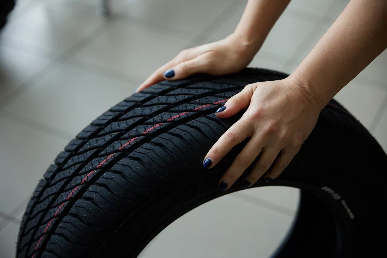 От чего зависит цена автомобильных шин: ключевые факторы