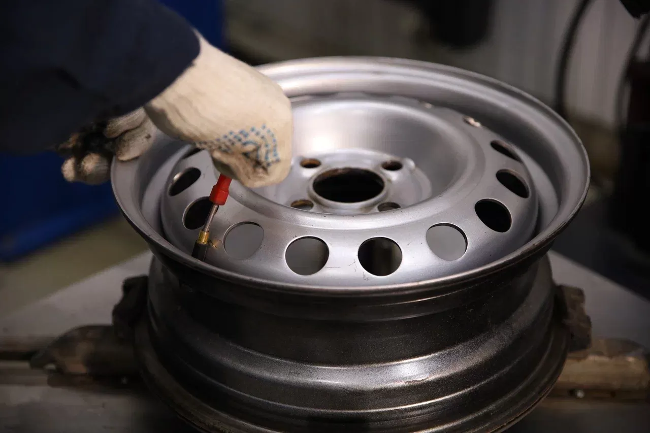 Почему плохо крутится руль после замены шин: технические причины и решения