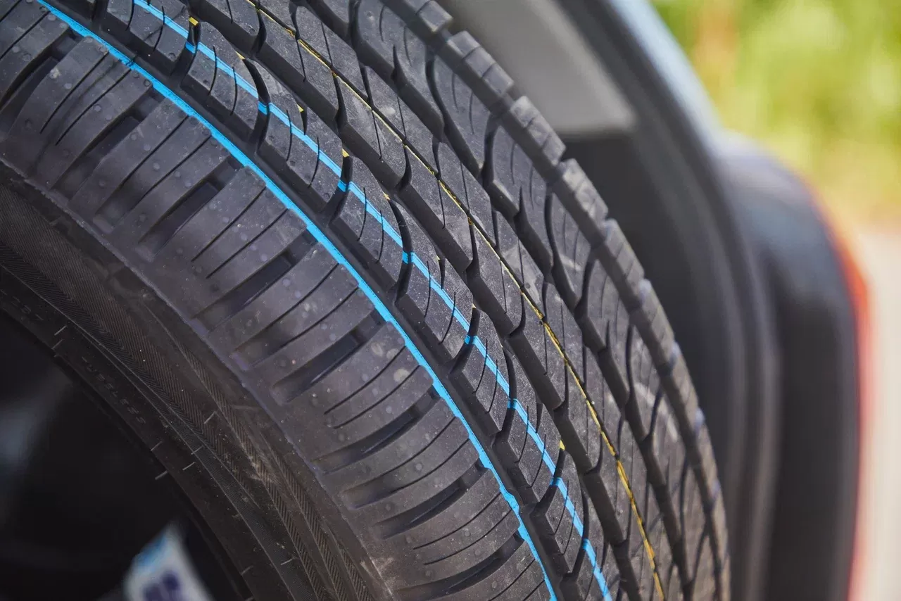 Почему падает давление в шинах без видимых причин: диагностика и решения