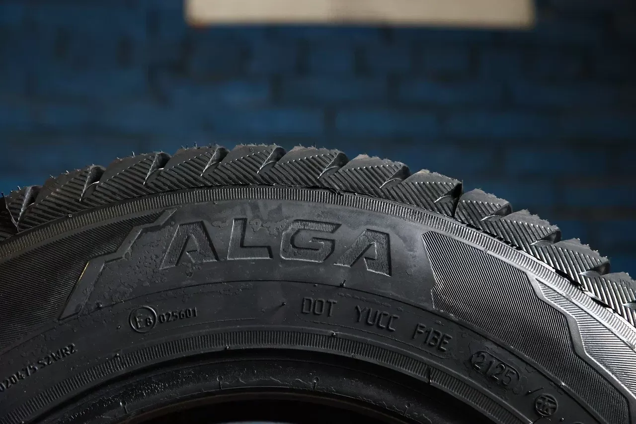 Как долго можно хранить шины без потери свойств: оптимальные сроки и условия