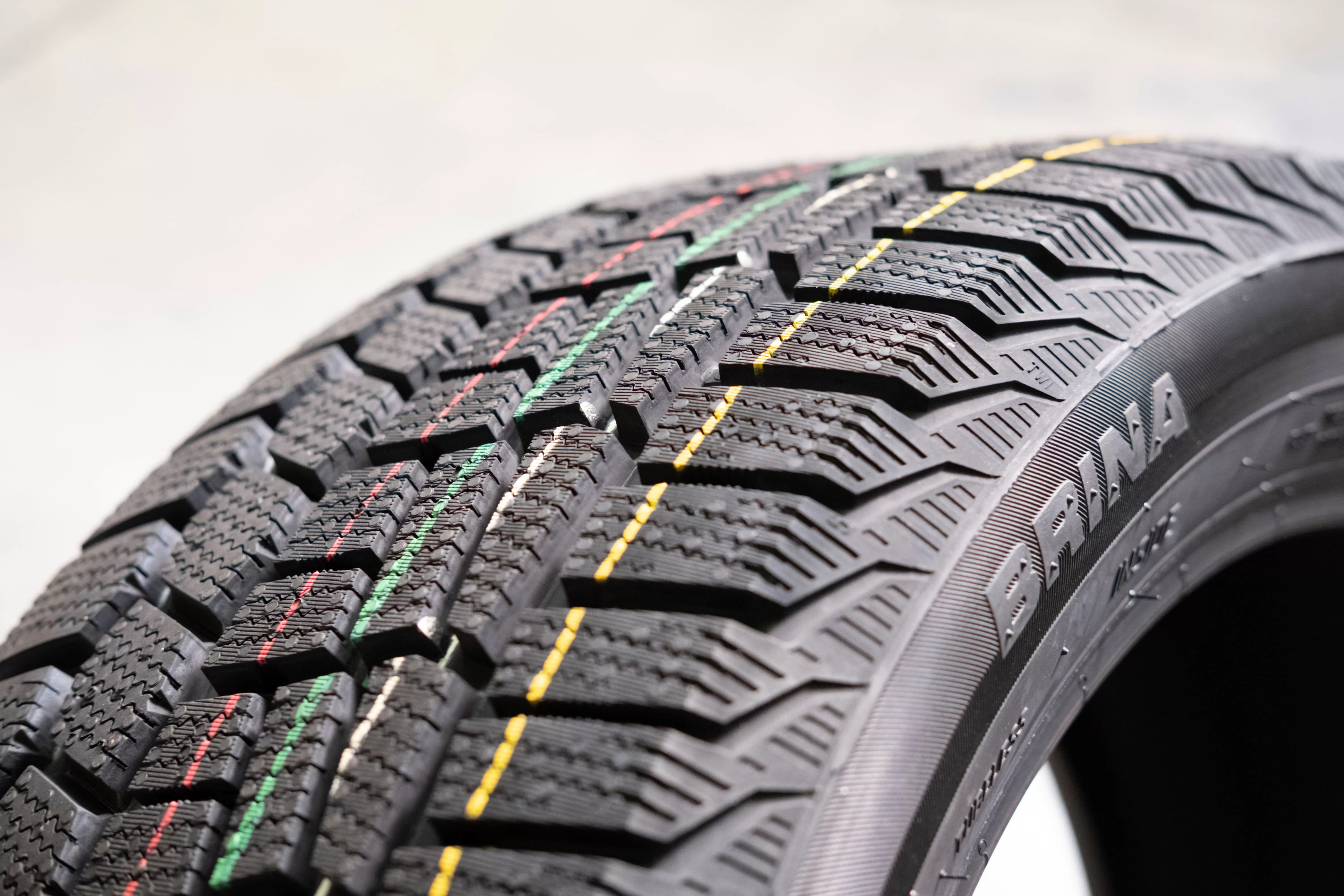 «Гвозди» или «липучки»: в чем особенности разных типов зимних шин?