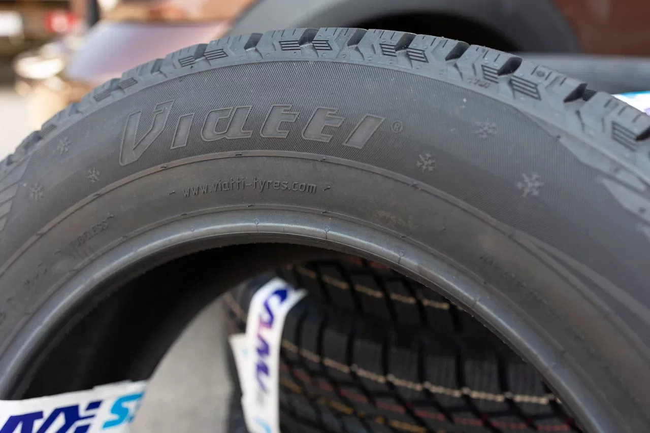 Топ моделей KAMA TYRES: рейтинг зимних нешипованных шин «липучек»