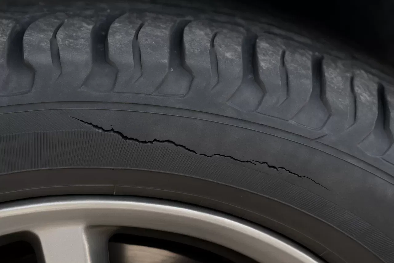Почему резина трескается на боковинах: причины и последствия