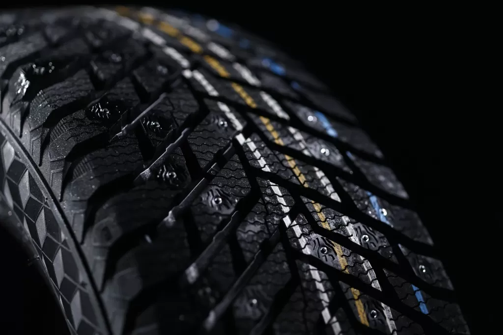 Запрет на установку шипованных шин на одну ось