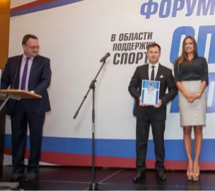 Виктор Гусев и Александр Немов награждают команду ТД «КАМА» Виктор Гусев и Александр Немов награждают команду ТД «КАМА»