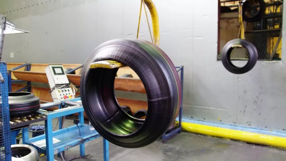 Сырая шина на подвесном конвейере 16_Syraya_shina_na_podvesnom_konvejere-980x0-c-default.jpg