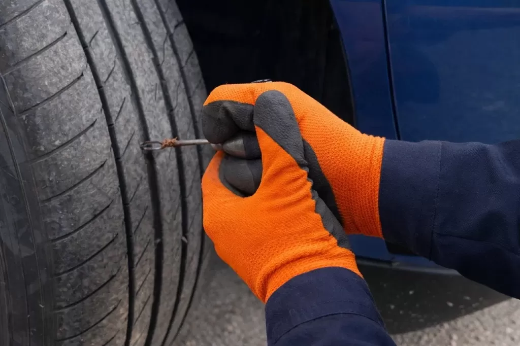 Ремонт прокола в шине с помощью жгута