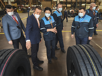 KAMA TYRES посетил руководитель исполкома НМР