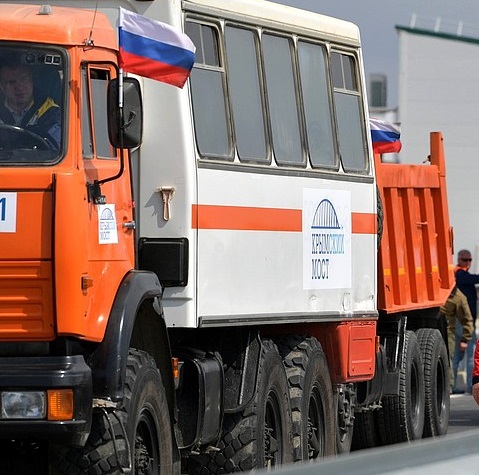 Первые автомобили, пересекшие Крымский мост, были укомплектованы продукцией шинного бизнеса KAMA TYRES